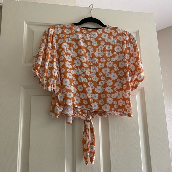 Gently used crop top, forever 21, floral, size 0X - Picture 2 of 6